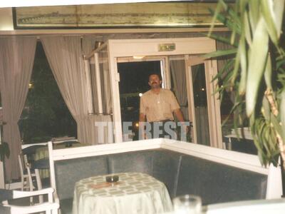 Ο Χάρης Βάσιος στην είσοδο του μαγαζιού ...