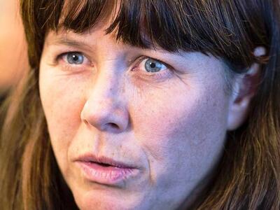 Η πρωθυπουργός της Σουηδίας ξεσπά σε κλά...