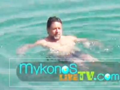 Ο Russell Crowe με φίλους για μπάνιο σε ...