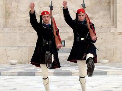 Πολίτες τραγουδούν τα κάλαντα στους Εύζω...