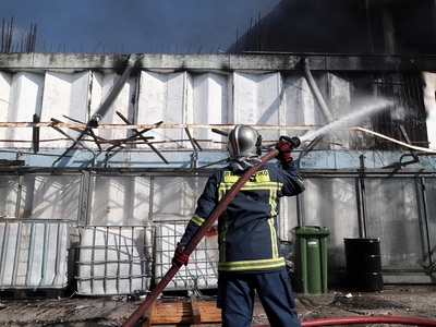 Συνεχίζει να καίει η φωτιά στη Μεταμόρφω...