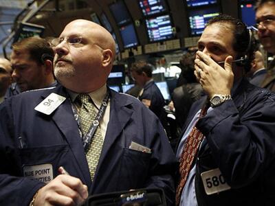 Πέφτει ο Dow Jones μετά την υποβάθμιση τ...