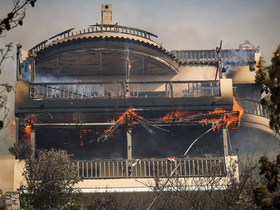 Κάηκαν σπίτια κι αυτοκίνητα στη Βούλα- Εικόνες από την πύρινη λαίλαπα - «Πολύ δύσκολη πυρκαγιά με 3 διαφορετικές εστίες»