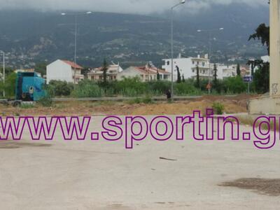 Γήπεδο μπιτς σόκερ δίπλα στο κολυμβητήρι...