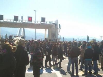 Μεγάλη συγκέντρωση στη γέφυρα Χαρίλαος Τ...