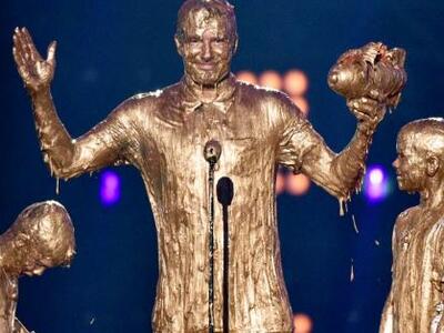 Ελουσαν με… μπογιά τον Μπέκαμ και τους γ...