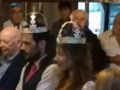 Κορώνες αντί στεφάνων στον παραδοσιακό γ...