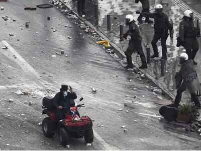 Παπάς με ...γουρούνα στα χθεσινά επεισόδ...