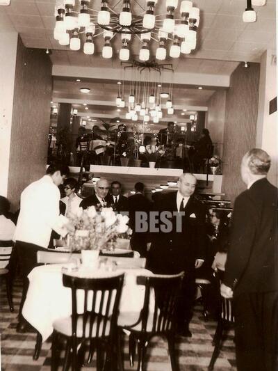 Η αίθουσα και το πατάρι του καταστήματος...