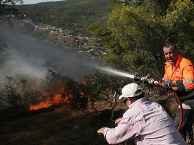 Σαλαμίνα: Σε εξέλιξη η φωτιά - Ζημιές σε σπίτια