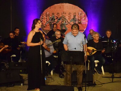 «Το Καρναβάλι» τραγουδημένο από τις πολι...