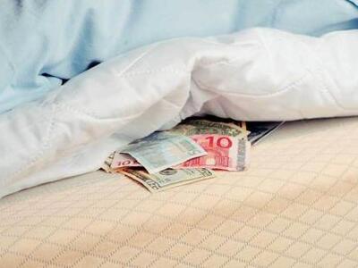 Ηλικιωμένοι φύλαγαν 15.000 ευρώ στο στρώ...