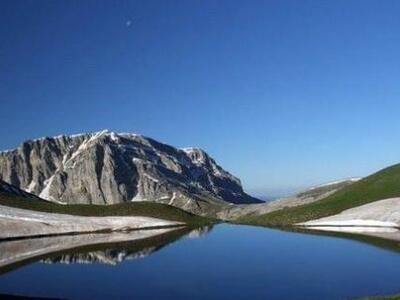 Βουτιές στις μαγευτικές παραλίες των βου...