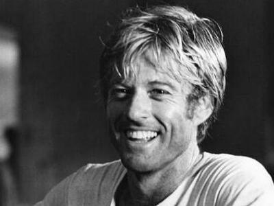 Ο Ρόμπερτ Ρέντφορντ χαμογελαστός στα νιά...