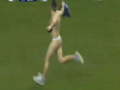 Βίντεο: Ο φίλαθλος, το γήπεδο και το... στρινγκ 