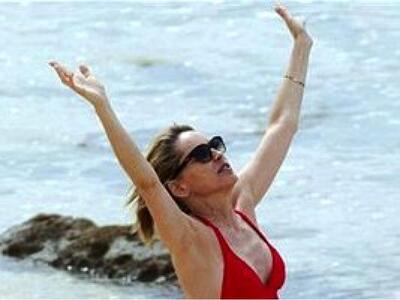 Θαλάσσιο σκι στη Μύκονο η Sharon Stone