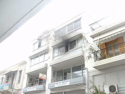 Πάτρα: Φωτιά τώρα στο γραφείο της Λένας Καλεντζώτη