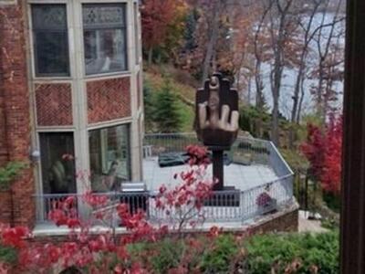 Άγαλμα με υψωμένο το μεσαίο δάχτυλο «εκδ...