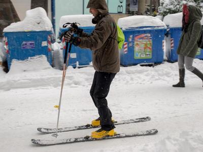 Γιάννενα: Κάνουν σκι στους δρόμους της π...