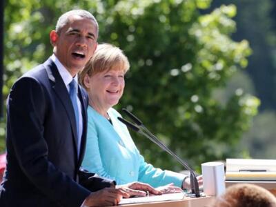 Χαμογελαστή η Μέρκελ κατα την υποδοχή Ομ...