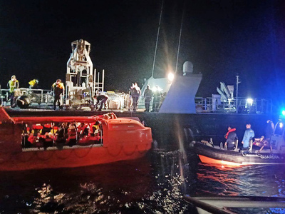 Φωτιά σε πλοίο στην Κέρκυρα: Δύο εγκλωβι...