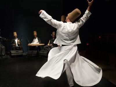 Οι περιστρεφόμενοι Δερβίσηδες Μεβλεβί απ...