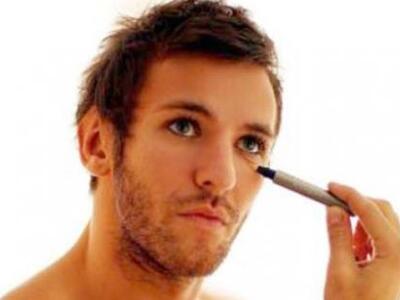Έρευνα-σοκ: Ένας στους δέκα άντρες φοράει makeup!