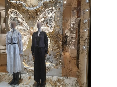 Dior, στη Galleria- χρυσές πεταλούδες κα...