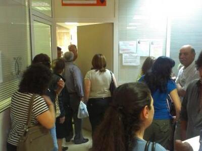 Ξανά ουρές από το πρωί στα υποκαταστήματα του ΙΚΑ