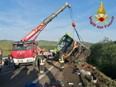 Ιταλία: Λεωφορείο έπεσε σε γκρεμό μετά α...