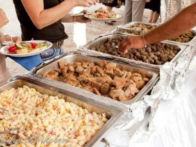 Μοίρασαν την γαμήλια τούρτα και το...κρέ...