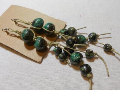 Οι τρεις παραπάνω φωτό δείχνουν κοσμήματ...