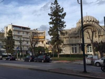 Τηλεφώνημα για τοποθέτηση προκήρυξης έξω...