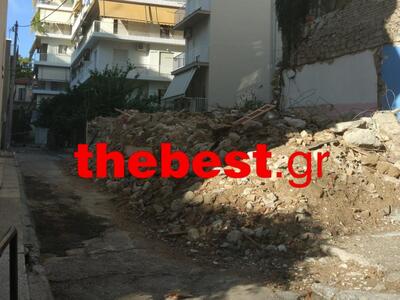 Το παραθυρόφυλλο πάνω στα χαλάσματα