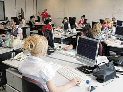 Τη λίστα των 11.000 απολύσεων για το 201...