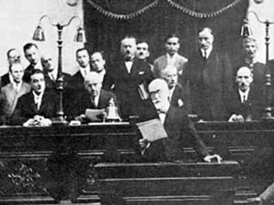 Ο Βενιζέλος αναγνώσκει τις προγραμματικέ...