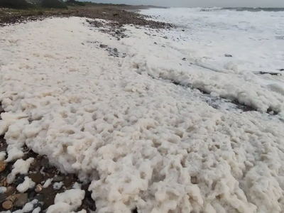 Χανιά: Παραλία στην Παλαιοχώρα γέμισε αφρούς