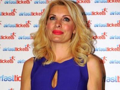 Η Ελένη Μενεγάκη δείχνει την ταυτότητά τ...