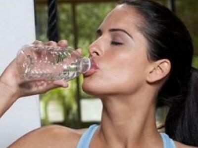 Μάθετε γιατί πρέπει να πίνετε νερό κάθε ...