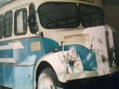 Λεωφορείο- μουσειακό είδος στη πλατεία τ...