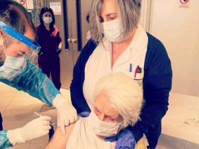 Εμβολιάστηκε στη Θεσσαλονίκη 98χρονη επι...