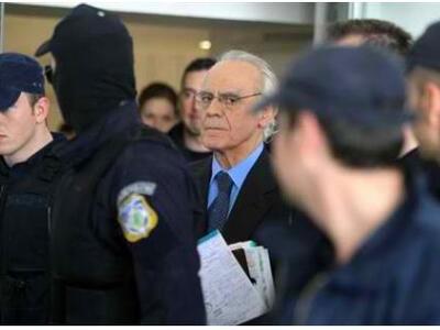 "Πετάει το γάντι" σε Γ. Παπανδ...