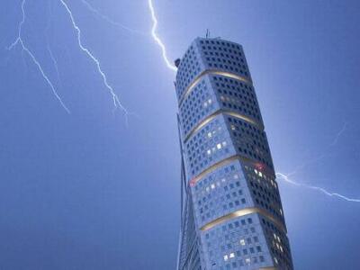 Κεραυνός χτυπάει θεόρατο ουρανοξύστη! ΔΕ...