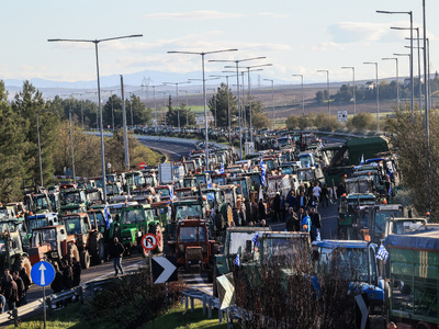 Μπλόκα αγροτών: Κλειστή η Αθηνών - Θεσσα...