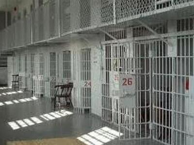 Μαχαίρια και κινητά τηλέφωνα στις φυλακέ...