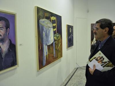 Ο δήμαρχος μπροστά σε πίνακες Μ. Μαδένη