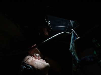 O διοικητής Ριντ Γουάιζμαν κοιτάζει έξω ...