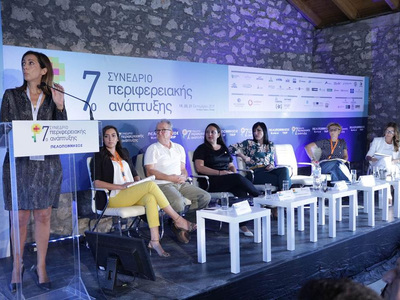 Απο δεξιά: Η συντονίστρια Ίνα Ταράντου, και ακολουθούν οι ομιλητές της συνεδρίας: Μαίρη Τριανταφυλλοπούλου, Μαρία Αλεμπάκη, Όλγα Καραπάνου - Crawford, Άγγελος Ρούβαλης, Σωσσάνα Κατσικώστα και στο βήμα η Ηρώ Τσιμπρή.