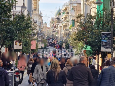 Οι Πατρινοί βγήκαν για βόλτα στο κέντρο-...