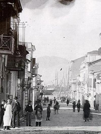Η Ερμού από το ύψος της Μαιζώνος προς το λιμάνι